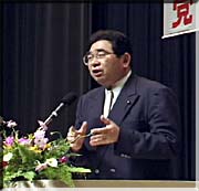 挨拶をする井手県議