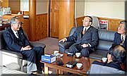 里美村佐川卓政村長と懇談（加藤修一参議院議員）