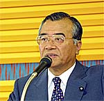 議員総会で挨拶する神崎代表