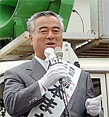 街頭遊説をする橋本昌県知事候補