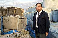 神栖町の焼却灰加工製品放置現場を調査する井手よしひろ県議