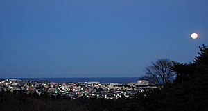 自宅２階から冬の月