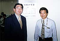 沖縄県情報政策室の前で新城主幹と