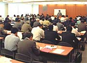 足立弁護士の講演「金融問題対策について」