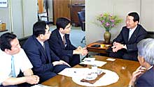 高萩市長と意見交換（右から高萩市長・石井衆議院議員・井手県議・今川市議）