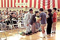 金沢学区敬老者の集い：米寿のお年寄りに記念品贈呈