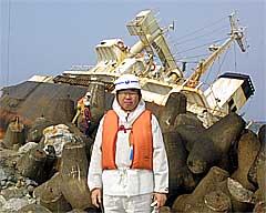 チルソン号解体現場を視察する井手よしひろ県議