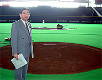 マウンド付近で記念撮影する井手よしひろ県議