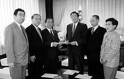 井手県議ら近岡科技庁長官に要望