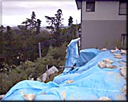 十王町山部の住宅裏の崖が崩壊