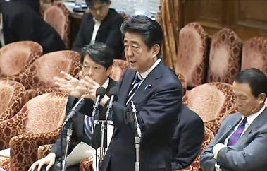 予算委員会で答弁する安倍首相