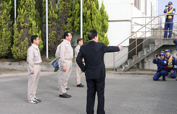 ＴＥＣ－ＦＯＲＣＥに挨拶する井手県議ら公明党県議団