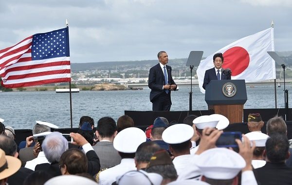ステートメントを発表する安倍首相、オバマ大統領