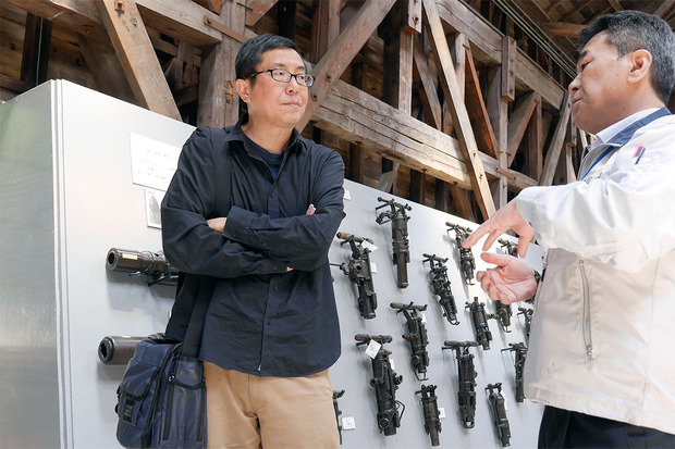日鉱記念舘鉱山資料館を視察する松村克弥監督
