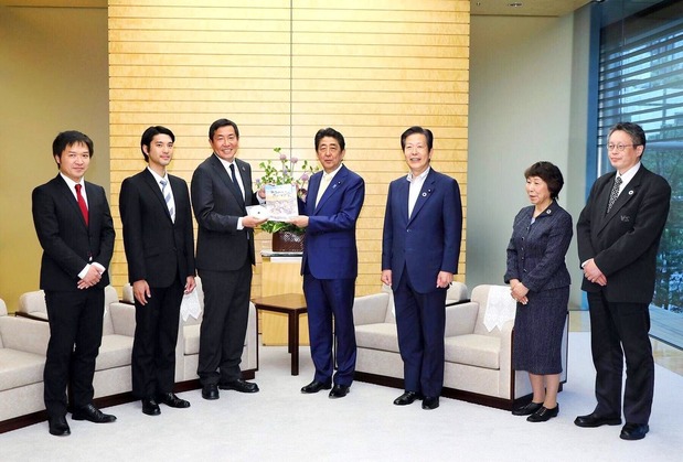 安倍首相を表敬する山口代表、松村監督ら