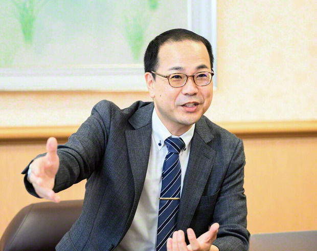 井手英俊氏