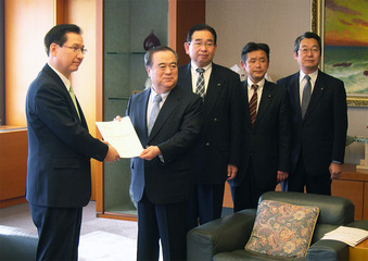浜田昌良復興副大臣に要望書を提出する橋本昌知事と井手よしひろ県議ら