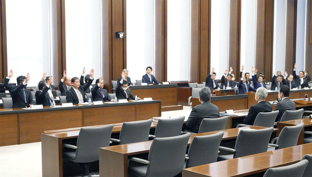 全会一致で減額修正案を可決した予算特別委員会