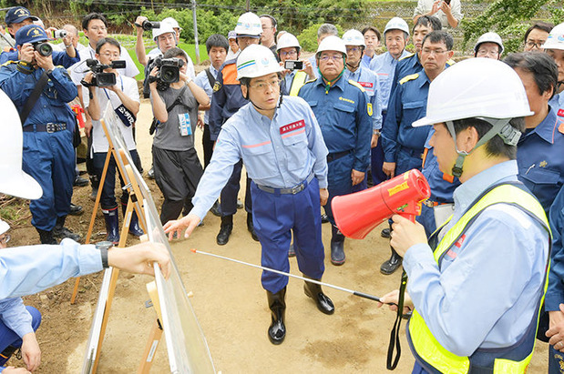 九州北部豪雨の現地調査する石井国交相（７月９日）