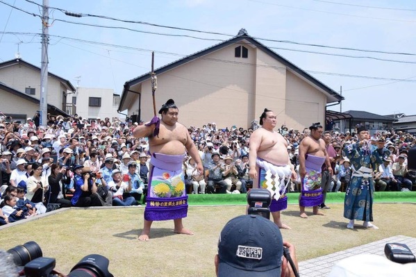 稀勢の里が土俵入り