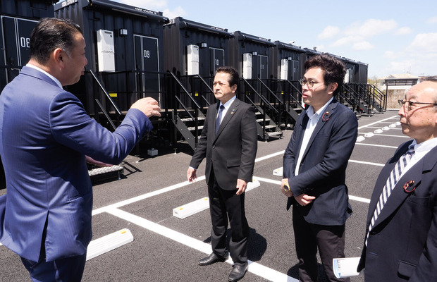 小美玉市長に施設概要を説明するデベロップ岡村社長