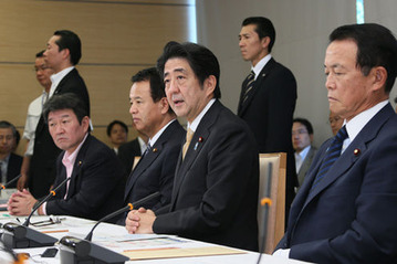 政労使会議で挨拶する安倍首相