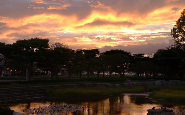 県庁前から夕焼けを望む
