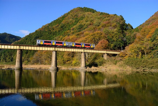 紅葉の中を走る水郡線