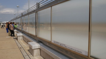 茨城空港展望デッキ偏光ガラス