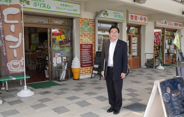 元気スタンド・ぷリズムを視察する井手県議