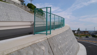 山側道路擁壁フェンス設置