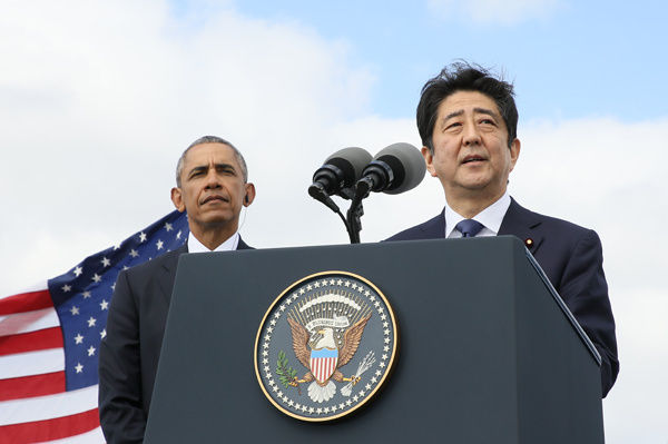 ステートメントを発表する安倍首相、オバマ大統領