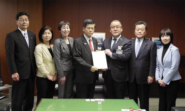石井啓一国交大臣に“道の駅・龍ヶ崎”を陳情