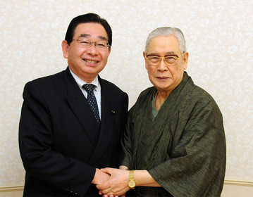 森田実さん（右）と井手よしひろ県議