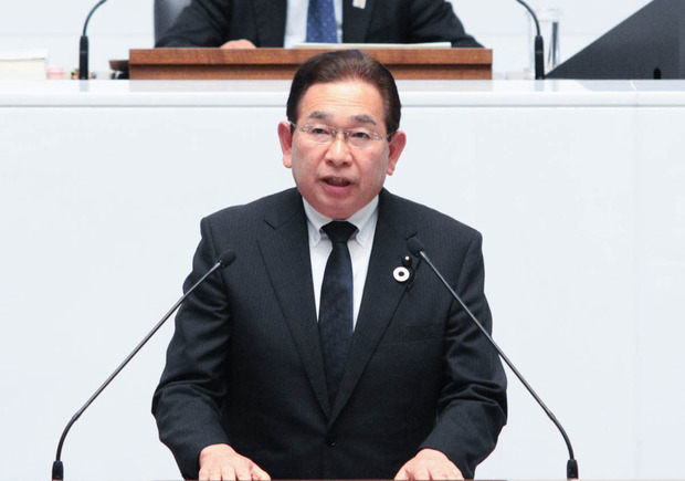 代表質問を行う井手よしひろよしひろ県議