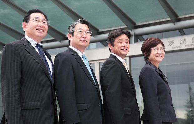 県庁議会棟前にて公明党県議団