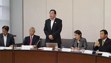 県議会決算委員会の模様