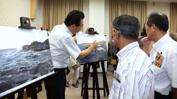 東日本大震災写真展「人間の復興」へ