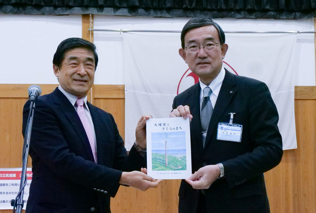 日立市教育長へ絵本を贈呈