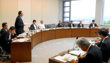 質問する井手県議
