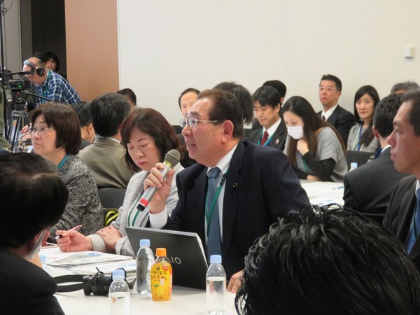 ＬＧＢＴ相談窓口充実で発言する井手県議