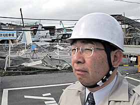 突風被害の現場を調査する井手県議