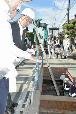 視察する長沢副大臣