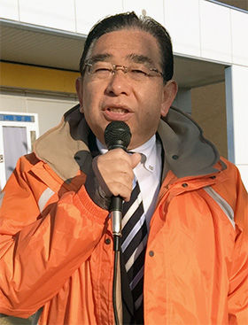 街頭で人口減少対策を訴える井手よしひろ県議
