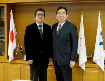 横須賀市議会板橋衛議長（左）と井手よしひろ県議