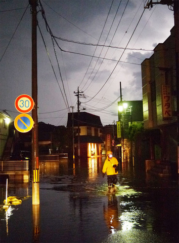 久慈町２丁目の道路冠水