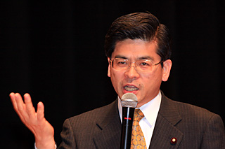 講演する石井啓一県本部代表