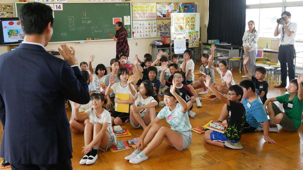 境小学校での英語の授業であいさつする岡本三成衆議院議員