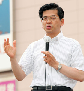 街頭で公明党候補への支持を訴える石井啓一党政調会長