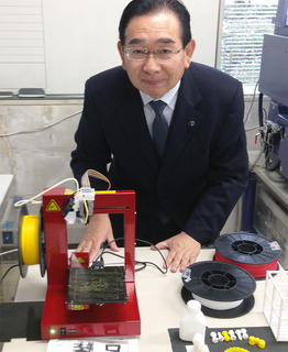 ３Ｄプリンターを視察する井手よしひろ県議